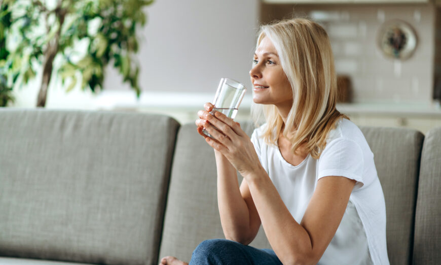 Bắt đầu từ tuổi 35, lượng estrogen và progesterone trong cơ thể bắt đầu sụt giảm một cách thất thường. (Ảnh: Kateryna Onyshchuk/Shutterstock)