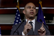 Chủ tịch Nhóm thành viên Đảng Dân Chủ tại Hạ viện, Dân biểu Hakeem Jeffries (Dân Chủ-New York) nói trước các phóng viên ở Hoa Thịnh Đốn ngày 14/06/2022. (Anna Moneymaker/Getty Images)