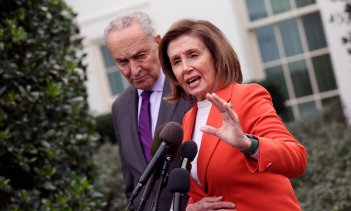 Lãnh đạo Đa số Thượng viện Charles Schumer (Dân Chủ-New York) và Chủ tịch Hạ viện Nancy Pelosi (Dân Chủ-California) nói với các phóng viên bên ngoài Tòa Bạch Ốc ở Hoa Thịnh Đốn hôm 29/11/2022. (Ảnh: Kevin Dietsch/Getty Images)