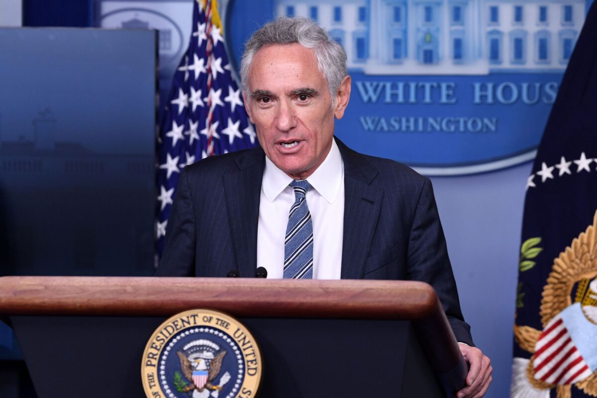 Cố vấn về virus corona của Tòa Bạch Ốc, Tiến sĩ Scott Atlas, nói trong cuộc họp báo tại Phòng họp báo Brady tại Tòa Bạch Ốc ở Hoa Thịnh Đốn, vào ngày 18/09/2020. (Ảnh: Saul Loeb/AFP qua Getty Images)