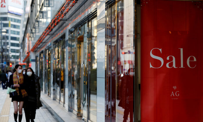 Những người phụ nữ đeo khẩu trang đi dạo trong một khu mua sắm giữa đại dịch virus corona (COVID-19), ở Tokyo, Nhật Bản, hôm 15/02/2022. (Ảnh: Kim Kyung-Hoon/Reuters)