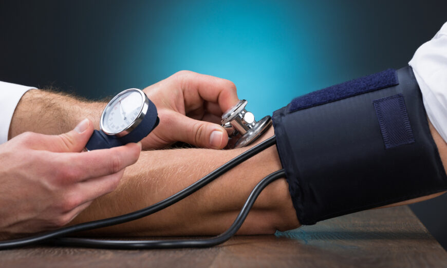 Ai nên uống thuốc hạ huyết áp trước khi đi ngủ? (Shutterstock)