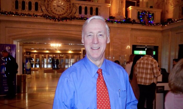 Ông Richard Swett, cựu thành viên Quốc hội Hoa Kỳ và là cựu Đại sứ Hoa Kỳ tại Đan Mạch, đã đến thưởng lãm buổi biểu diễn của Đoàn Nghệ thuật Biểu diễn Shen Yun tại Nhà hát Boch Center Wang, hôm 28/12/2022. (Ảnh: Weiyong Zhu/The Epoch Times)
