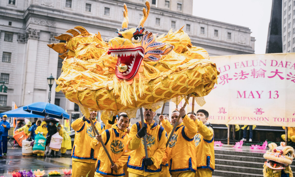 Các học viên Pháp Luân Công tham gia một sự kiện chào mừng Ngày Pháp Luân Đại Pháp Thế giới 13/05 tại Quảng trường Foley, New York, hôm 07/05/2022. (Ảnh: Samira Bouaou/The Epoch Times)