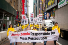 Các học viên Pháp Luân Công tham gia lễ diễn hành đánh dấu kỷ niệm 30 năm ngày môn tu luyện tinh thần này được hồng truyền, tại New York hôm 13/05/2022. (Ảnh: Samira Bouaou/The Epoch Times)