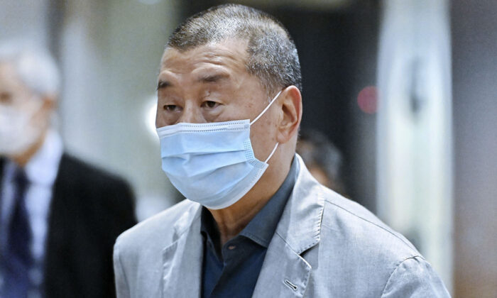 Ông Lê Trí Anh (Jimmy Lai Chee-ying), Giám đốc điều hành của Tập đoàn Truyền thông Next Digital, đã bị kết án năm năm chín tháng tù vì vi phạm hợp đồng cho thuê thương mại. Bản án này và ông Trần Quảng Trì (Chan Kwong-chi), thẩm phán an ninh quốc gia được bổ nhiệm, đã bị chỉ trích gay gắt sau khi tuyên án. (Ảnh: Song Bilong/The Epoch Times)