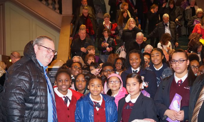 Ông Scott Lunn cùng các học sinh của Trường Bán công Đại học LEAP Academy tại Nhà hát Merriam ở Camden, New Jersey, hôm 28/02/2019.(Ảnh: Lily Sun/The Epoch Times)