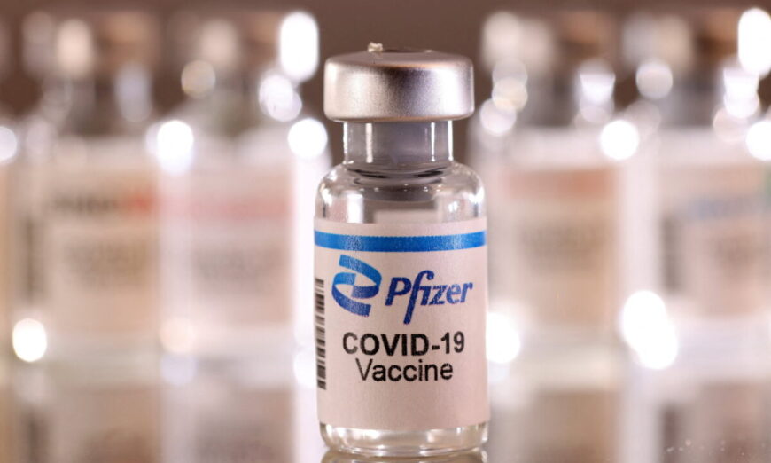 Một lọ vaccine COVID-19 của Pfizer được chụp vào ngày 16/01/2022. (Ảnh: Dado Ruvic/Reuters)