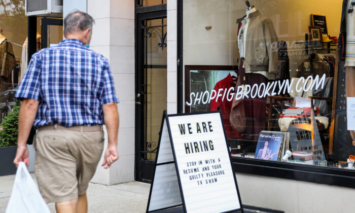 Một tấm biển tuyển dụng được trưng bày trước một cửa hàng ở Brooklyn, New York, hôm 07/10/2020. (Ảnh: Chung I Ho/The Epoch Times)