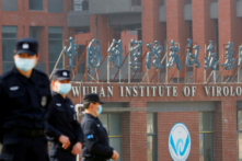 Nhân viên an ninh canh gác bên ngoài Viện Virus học Vũ Hán trong chuyến thăm của nhóm thuộc Tổ chức Y tế Thế giới phụ trách điều tra nguồn gốc COVID-19, tại Vũ Hán, tỉnh Hồ Bắc, Trung Quốc, ngày 03/02/2021. (Ảnh: Thomas Peter/Reuters)