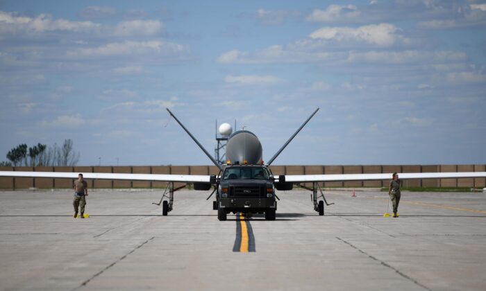 Các phi công thuộc Phi đội Bảo dưỡng Phi cơ số 319 từ Căn cứ Không quân Grand Forks, North Dakota, kéo một chiếc phi cơ được điều khiển từ xa RQ-4 Block 30 Global Hawk hôm 06/06/2022. (Ảnh: Ảnh của Không quân Hoa Kỳ do phi công Cao cấp Ashley Richards chụp)