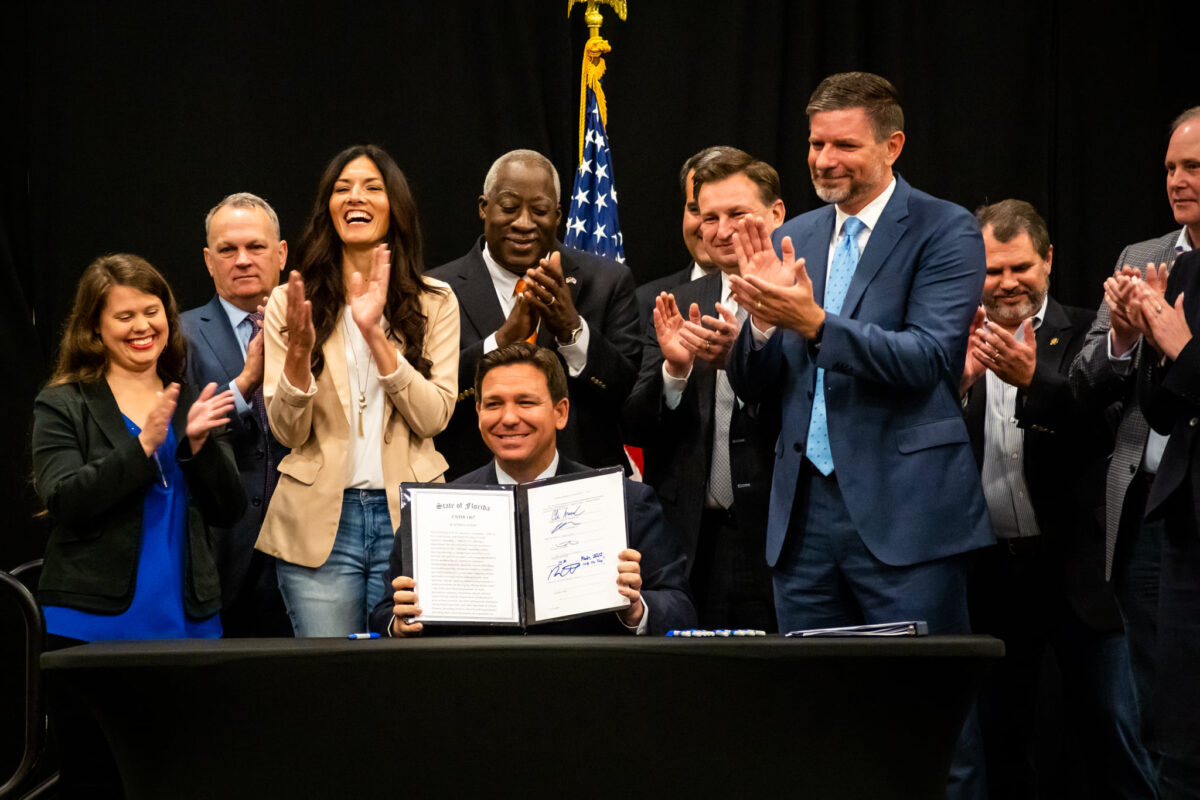 Thống đốc Florida Ron DeSantis vui mừng ký kết các điều khoản luật cấm một số cuộc thảo luận về xu hướng tính dục và bản dạng giới trong các lớp học từ mẫu giáo đến lớp ba, hôm 28/03/2022. (Ảnh: Được sự cho phép của Văn phòng Thống đốc Florida)