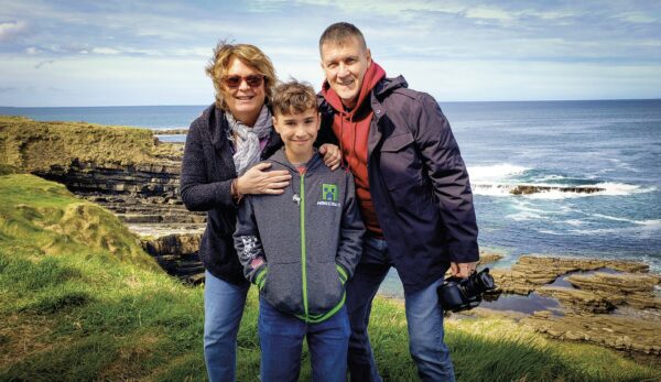 Ivers cùng với con trai Aidan và chồng, anh Brian. (Ảnh: Được đăng dưới sự cho phép của cô Eileen Ivers)