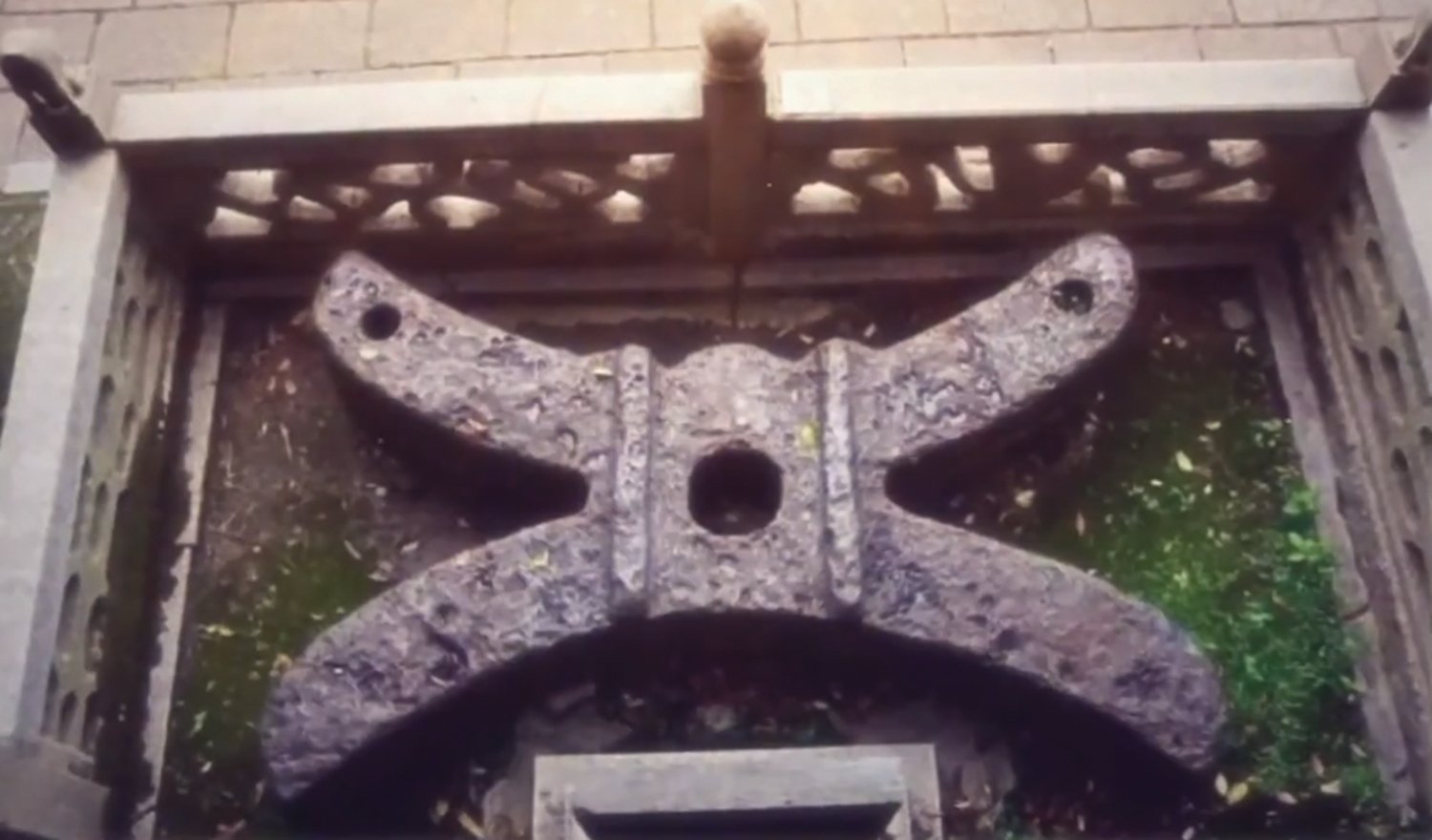 Có một khối sắt gần Điểm Tương Đài dưới tháp Nhạc dương, có màu sẫm và được gọi là