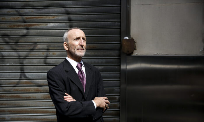 Ông Marc Ruskin, Đặc vụ FBI đã về hưu và là tác giả của cuốn sách “The Pretender,” tại New York vào ngày 04/10/2019. (Ảnh: Samira Bouaou/The Epoch Times)