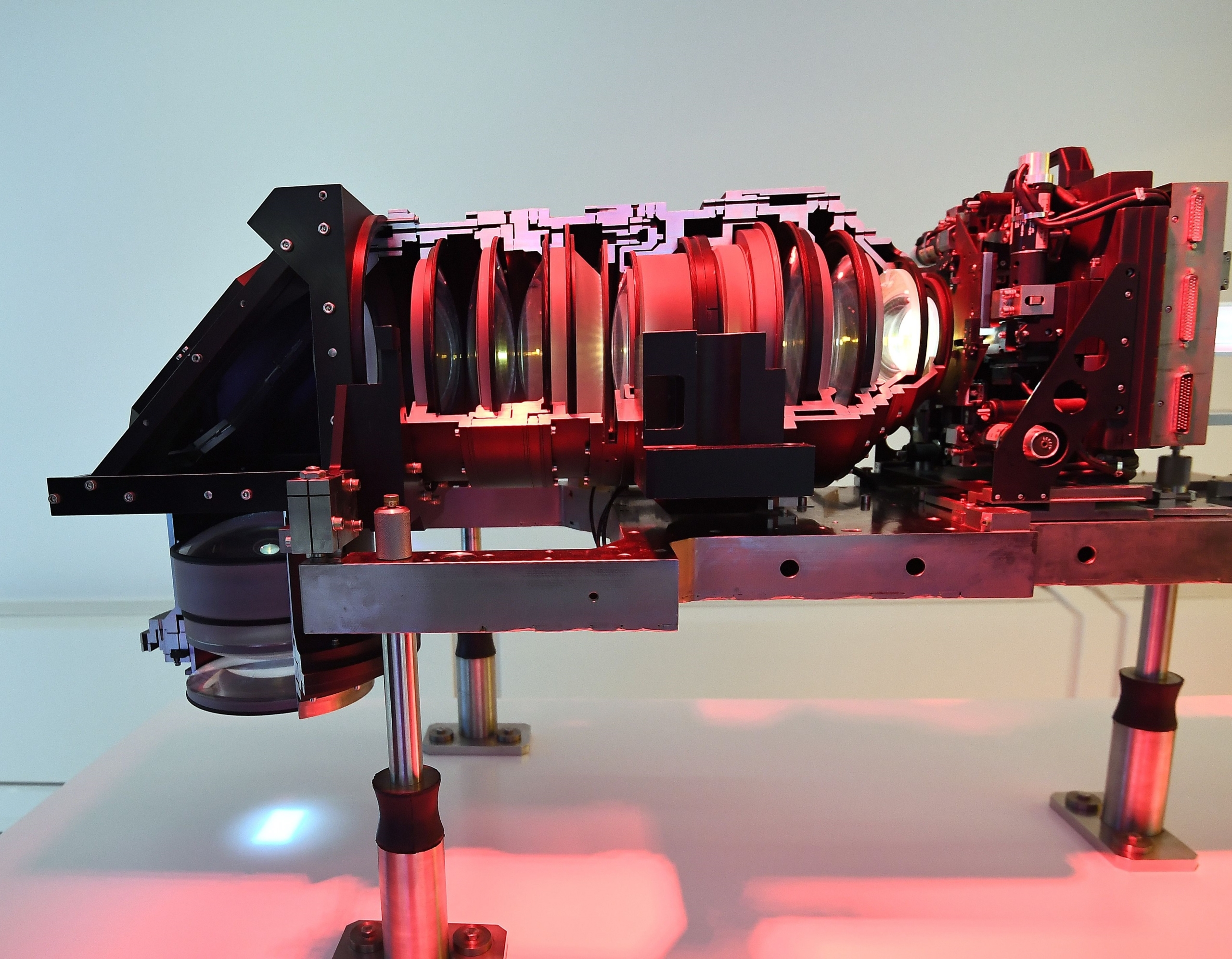 Quang cảnh một thấu kính được sử dụng trong quá trình sản xuất vi mạch bán dẫn tại công ty Hà Lan ASML, hiện là nhà cung cấp máy sản xuất chất vi mạch dẫn lớn nhất thế giới thông qua hệ thống quang khắc, ở Veldhoven, Hà Lan, hôm 17/04/2018. (Ảnh: Emmanuel Dunand/AFP/Getty Images)