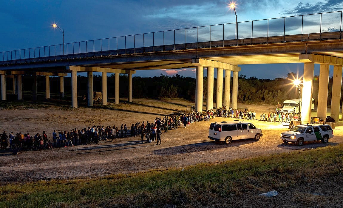 Vào lúc hoàng hôn gần McAllen, Texas, những người nhập cư bất hợp pháp đã vượt qua Rio Grande đầu hàng Lực lượng Tuần tra Biên giới Hoa Kỳ gần một khu vực được gọi là Rincon; từ đó họ sẽ được chuyển đến một trung tâm giải quyết, trong một bức ảnh tư liệu. (Ảnh: Mani Albrecht/Cục Hải quan và Biên phòng Hoa Kỳ)