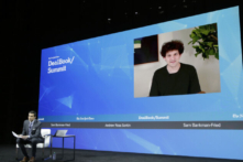 Anh Andrew Ross Sorkin và anh Sam Bankman-Fried trên sân khấu tại New York Times DealBook 2022 ở thành phố New York, hôm 30/11/2022. (Ảnh: Thos Robinson/Getty cho The New York Times)