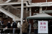 Người dân xếp hàng tại phòng khám sốt của một bệnh viện khi đại dịch COVID-19 tiếp tục bùng phát ở Bắc Kinh hôm 09/12/2022. (Ảnh: Thomas Peter/Reuters)