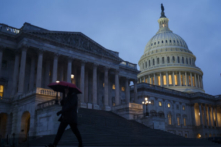 Một người đi bộ dưới mưa gần Điện Capitol Hoa Kỳ ở Hoa Thịnh Đốn, hôm 22/12/2022. (Ảnh: Anna Moneymaker/Getty Images)