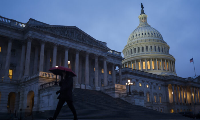 Một người đi bộ dưới mưa gần Điện Capitol Hoa Kỳ ở Hoa Thịnh Đốn, hôm 22/12/2022. (Ảnh: Anna Moneymaker/Getty Images)