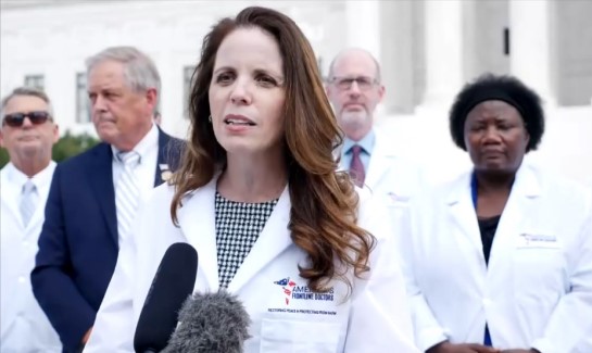 Tiến sĩ Simone Gold trình bày tại “Hội nghị Thượng đỉnh Áo blouse trắng” trên bậc thềm của Tối cao Pháp viện Hoa Kỳ hôm 27/07/2020. (Ảnh: Đăng dưới sự cho phép của Tiến sĩ Simone Gold)