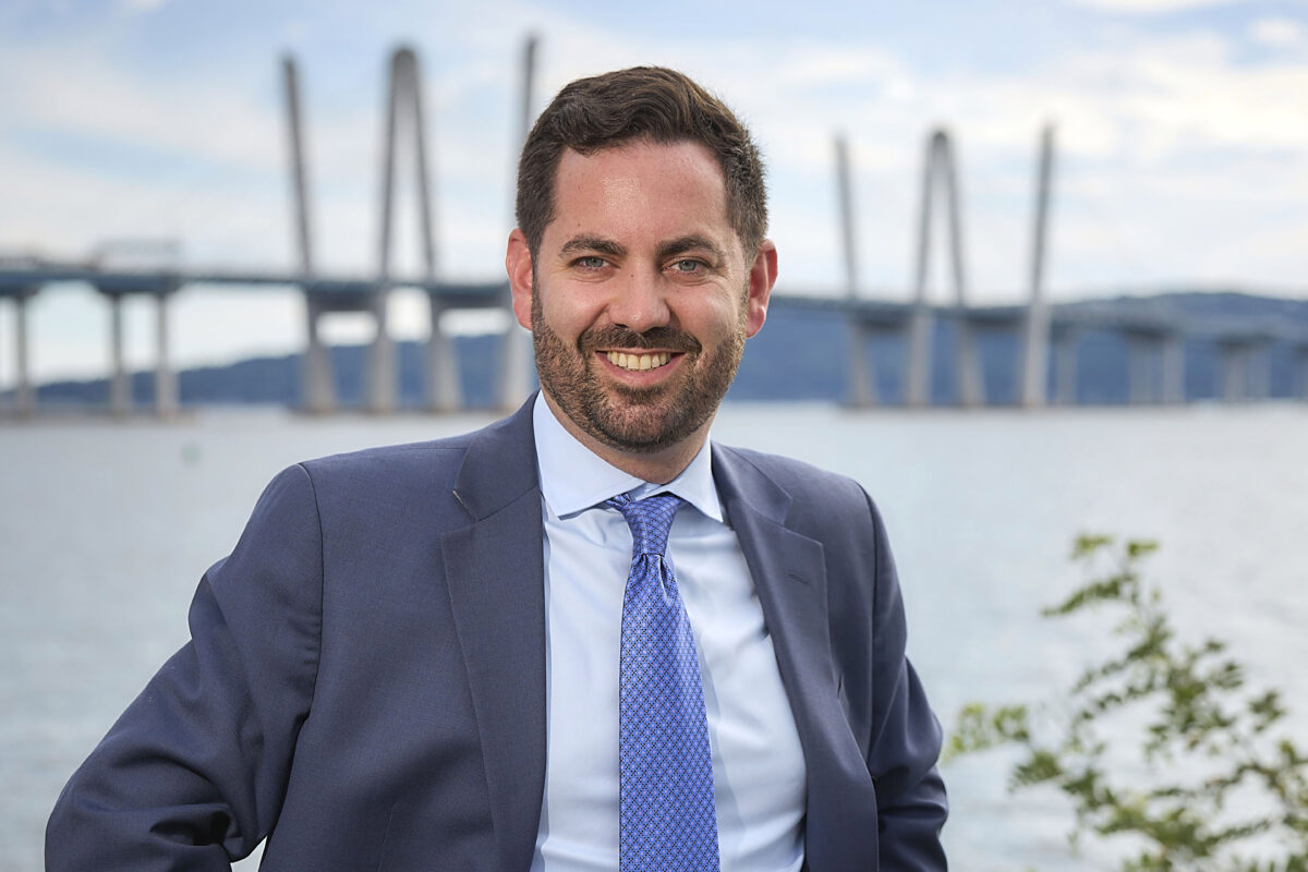 Bức ảnh không ghi ngày tháng này chụp ông Michael Lawler, ứng cử viên Đảng Cộng Hòa cho địa hạt quốc hội số 17 của New York. (Ảnh: Randy Monceaux Photography/Mike Lawler Congress qua AP)