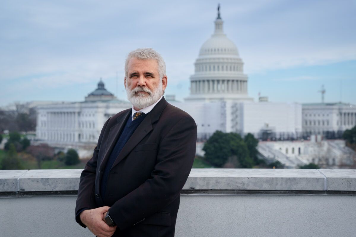 Tiến sĩ Robert Malone, tác giả cuốn sách “Lies My Gov’t Told Me” (tạm dịch: “Những Lời Nói Dối Mà Chính Phủ Của Tôi Nói Với Tôi”), tại Hoa Thịnh Đốn hôm 19/12/2022. (Ảnh: Jack Wang/The Epoch Times)