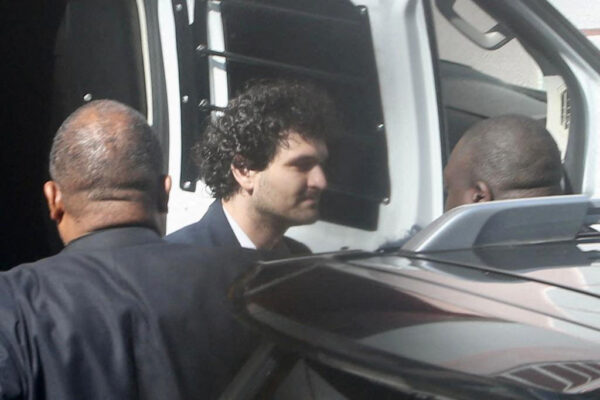 Nhà sáng lập FTX Sam Bankman-Fried (giữa) đến tòa án Nassau, Bahamas hôm 21/12/2022. (Ảnh: Kris Ingraham/AFP via Getty Images)