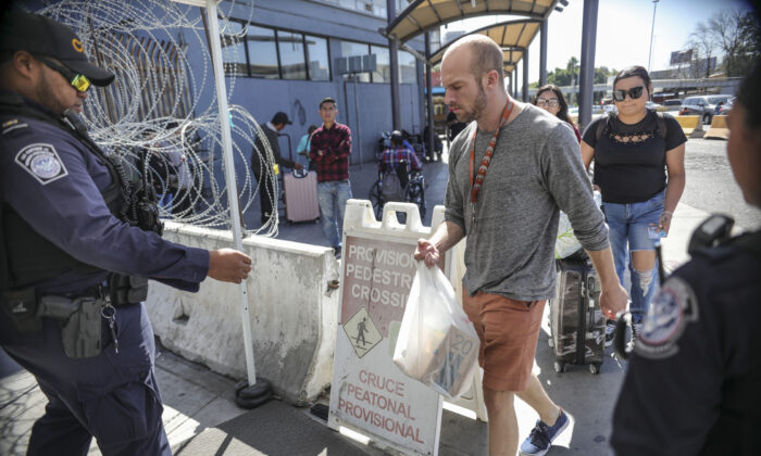 Một nhân viên của Cơ quan Thực thi Di trú và Hải quan (ICE) kiểm tra giấy tờ của người đi bộ tại Cảng nhập cảnh San Ysidro hôm 02/10/2019 tại San Ysidro, California. — Fentanyl, một loại thuốc giảm đau mạnh được Cục Quản lý Thực phẩm và Dược phẩm Hoa Kỳ phê chuẩn cho nhiều tình trạng bệnh, là tâm điểm của cuộc khủng hoảng opioid ở Mỹ bắt đầu vào cuối những năm 1990. Theo Donovan, Trung Quốc là quốc gia đầu tiên sản xuất fentanyl bất hợp pháp cho thị trường Mỹ, nhưng tính nghiêm trọng của vấn đề này đã gia tăng khi việc buôn lậu chất này qua Mexico bắt đầu vào khoảng năm 2005. (Ảnh: Sandy Huffaker/AFP qua Getty Images)