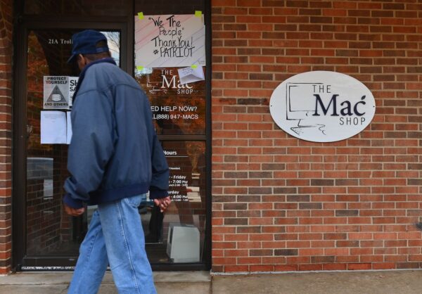 Một người đàn ông đi ngang qua “The Mac Shop” ở Wilmington, Delaware, hôm 21/10/2020. (Ảnh: Angela Weiss/AFP qua Getty Images)