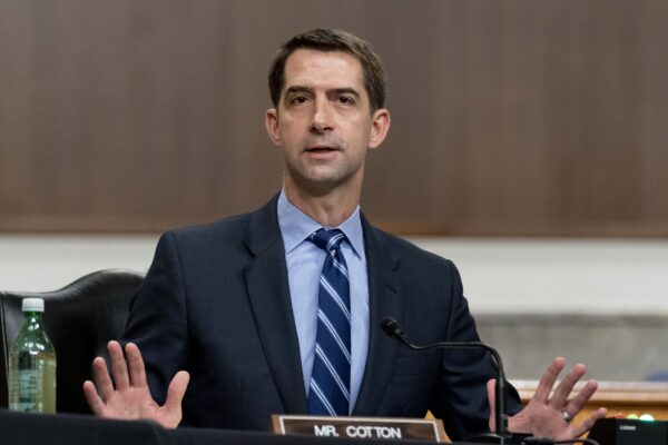 Thượng nghị sĩ Tom Cotton (Cộng Hòa-Arkansas) trình bày trong một phiên điều trần để kiểm tra Bộ Tư lệnh Chiến dịch Đặc biệt và Bộ Tư lệnh Mạng của Hoa Kỳ, trong quá trình xem xét Yêu cầu Cấp phép Quốc phòng cho năm tài chính 2022 và Chương trình Phòng thủ cho Những năm Tương lai, tại Capitol Hill ở Hoa Thịnh Đốn, hôm 25/03/2021. (Ảnh: Andrew Harnik/Pool/Getty)