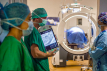 Một nhóm bác sĩ phẫu thuật sử dụng hệ thống hình ảnh y tế trực tiếp Loop-X để đánh giá cột sống của một bệnh nhân bị ung thư vú di căn tại bệnh viện trực thuộc Đại học (CHU) ở Angers, Pháp, ngày 10/06/2021. (AFP via Getty Images/Loic Venance)
