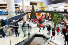 Mọi người dạo quanh một trung tâm mua sắm ở Santa Anita, California, hôm 20/12/2021. (Ảnh: Frederic J. Brown/AFP qua Getty Images)