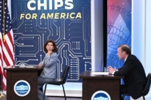 Bộ trưởng Thương mại Gina Raimondo lắng nghe cố vấn an ninh quốc gia Jake Sullivan tại cuộc họp trực tuyến với Tổng thống Joe Biden, các Giám đốc điều hành và các lãnh đạo lao động về Đạo luật CHIPS cho nước Mỹ, tại Tòa nhà Văn phòng Điều hành Eisenhower, bên cạnh Tòa Bạch Ốc ở Hoa Thịnh Đốn hôm 25/07/2022. (Ảnh: Brendan Smialowski/AFP/Getty Images)