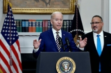 Tổng thống Joe Biden thông báo xóa nợ vay sinh viên với Bộ trưởng Giáo dục Miguel Cardona (bên phải) tại Phòng Roosevelt của Tòa Bạch Ốc ở Hoa Thịnh Đốn hôm 24/08/2022. (Ảnh: Olivier Douliery/AFP qua Getty Images)