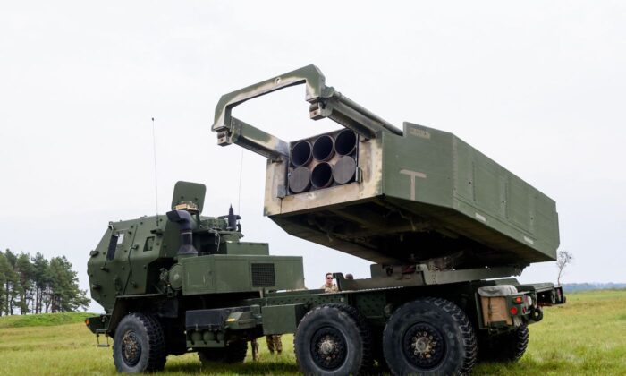 Hệ thống Hỏa tiễn Pháo binh Cơ động Cao (HIMARS) trong cuộc tập trận quân sự Namejs 2022 ở Skede, Latvia, hôm 26/09/2022. (Ảnh: Gints Ivuskans/AFP qua Getty Images)