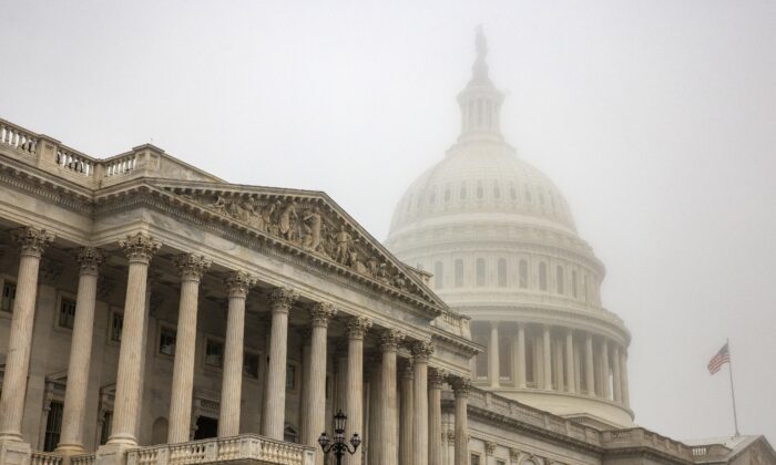 Sương mù vào sáng sớm bao phủ mái vòm của Điện Capitol Hoa Kỳ phía sau Hạ viện Hoa Kỳ ở Hoa Thịnh Đốn hôm 04/11/2022. (Ảnh: Samuel Corum/Getty Images)