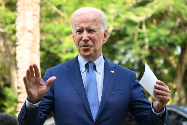 Tổng thống Hoa Kỳ Joe Biden nói chuyện bên lề Hội nghị thượng đỉnh G20 ở Nusa Dua trên đảo nghỉ dưỡng Bali của Indonesia,16/11/2022. (Ảnh: Saul Loeb/AFP qua Getty Images)