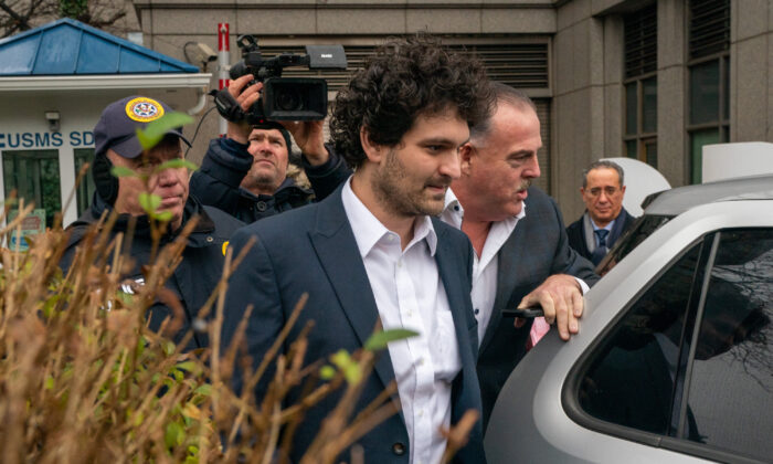 Tòa án liên bang thả Bankman-Fried, nhưng cha mẹ của nhà sáng lập FTX này nợ tiền bảo lãnh