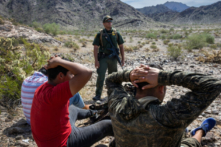 Một nhân viên của lực lượng Tuần tra Biên giới Hoa Kỳ theo dõi một nhóm người nhập cư bất hợp pháp sau khi lần theo họ qua địa hình hiểm trở tại Đài tưởng niệm Quốc gia Organ Pipe, Arizona, hôm 28/09/2022. (Ảnh: John Moore/Getty Images)