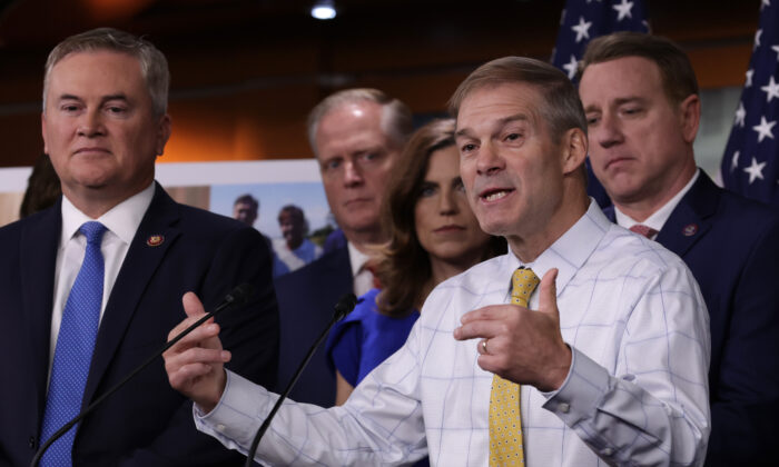 Dân biểu Jim Jordan (Cộng Hòa-Ohio), cùng với các thành viên Đảng Cộng Hòa tại Hạ viện, trình bày trong cuộc họp báo tại Điện Capitol ở Hoa Thịnh Đốn, hôm 17/11/2022. (Ảnh: Alex Wong/Getty Images)