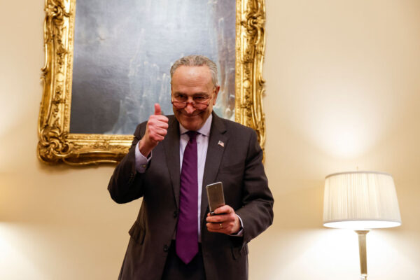 Lãnh đạo Đa số Thượng viện Hoa Kỳ Chuck Schumer (Dân Chủ-New York) giơ ngón tay cái thể hiện sự ủng hộ sau khi nói chuyện qua điện thoại với con gái Alison và vợ của Alison từ văn phòng của ông sau khi Thượng viện bỏ phiếu cho Đạo luật Tôn trọng Hôn nhân tại Tòa nhà Quốc hội ở Hoa Thịnh Đốn, hôm 29/10/2022. Thượng viện đã bỏ phiếu với tỷ lệ 61–36 ủng hộ cho dự luật này, vốn công nhận và bảo vệ hôn nhân đồng giới và hôn nhân khác chủng tộc trên toàn liên bang. (Ảnh: Anna Moneymaker/Getty Images)