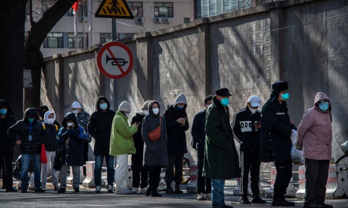 Người dân xếp hàng bên ngoài phòng khám sốt tại một bệnh viện vào buổi sáng ở Bắc Kinh, Trung Quốc, hôm 11/12/2022. (Ảnh: Kevin Frayer/Getty Images)