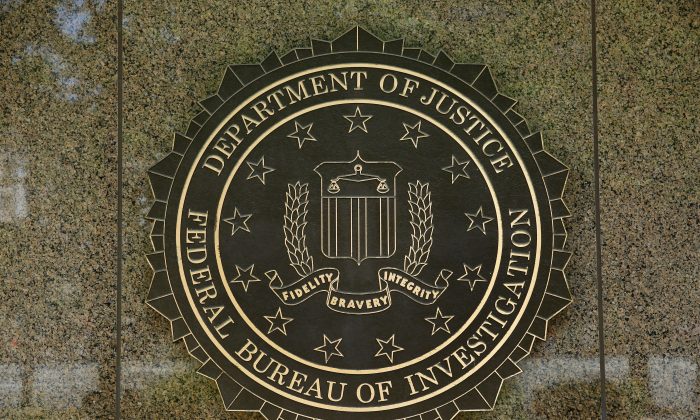 Logo của FBI được nhìn thấy bên ngoài tòa nhà trụ sở chính ở Thủ đô Hoa Thịnh Đốn vào ngày 05/07/2016. (Ảnh: Yuri Gripas/AFP/Getty Images)