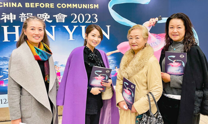 Cô Mitsuyama Manami (bên phải), chủ tịch của công ty xây lắp GRIT tại Tachikawa, tham dự buổi biểu diễn của Đoàn Nghệ thuật Biểu diễn Shen Yun tại J: COM Hall Hachioji, Nhật Bản, hôm 26/12/2022 cùng với mẹ cô là bà Ishimoto Yoshiko (thứ hai từ phải sang), con gái Ashuka (thứ hai từ trái sang), và em gái Kiyomi Ito (bên trái). (Ảnh: Niu Bin/The Epoch Times)