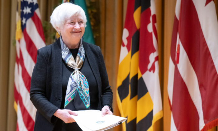 Bộ trưởng Ngân khố Janet Yellen kết thúc bài diễn văn của mình trước các nhân viên của Sở Thuế vụ (IRS) về Đạo luật Giảm Lạm phát năm 2022 sau một chuyến tham quan Tòa nhà Liên bang New Carrollton của IRS ở Lanham, Maryland, hôm 15/09/2022. (Ảnh: Saul Loeb/AFP qua Getty Images)