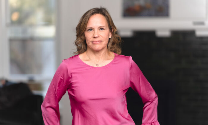 Bà Jennifer Sey, cựu giám đốc tiếp thị kiêm chủ tịch thương hiệu của Levi Strauss & Co., đồng thời là tác giả của cuốn sách “Levi's Unbuttoned: The Woke Mob Took My Job but Gave Me My Voice” (“Tiết Lộ Về Levi: Đám Đông Thức Tỉnh Cướp Đi Công Việc Của Tôi Nhưng Lại Cho Tôi Tiếng Nói”) tại Denver hôm 20/11/2022. (Ảnh: Jack Wang/The Epoch Times)