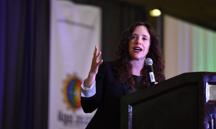 Bà Jessica Stern, đặc phái viên của Hoa Kỳ về quyền của LGBTQI+, trình bày tại Hội nghị Thế giới ILGA 2022 (Hội nghị Thế giới của Hiệp hội Đồng tính nữ, Đồng tính nam, Song tính, Chuyển giới và Liên giới tính) ở Long Beach, California, hôm 02/05/2022. (Ảnh: Robyn Beck/ AFP qua Getty Images)