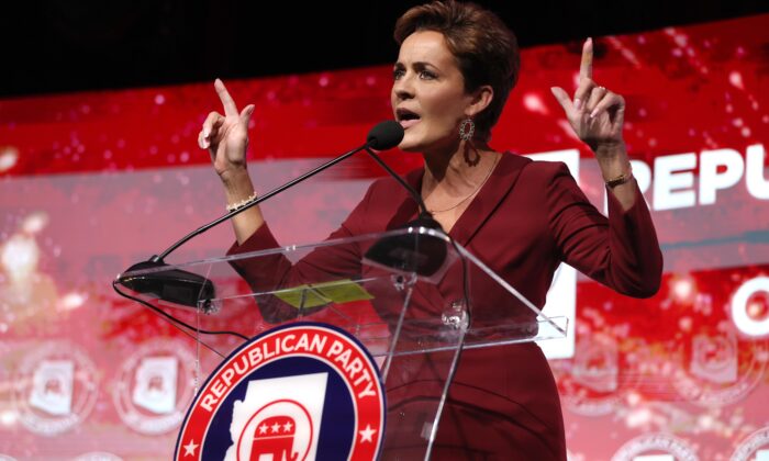 Ứng cử viên thống đốc tiểu bang Arizona Kari Lake trong sự kiện đêm bầu cử của bà tại The Scottsdale Resort ở McCormick Ranch ở Scottsdale, Arizona, hôm 08/11/2022. (Ảnh: Justin Sullivan/Getty Images)